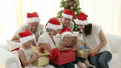 Familie mit Weihnachtsgeschenken
