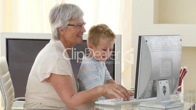 Großmutter mit Enkelkind im Büro