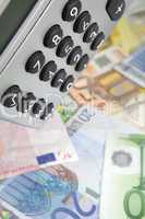 Taschenrechner mit Euroscheinen