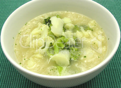 Suppe mit Blumenkohl und Brokkoli in Porzellanschale