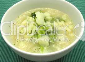 Suppe mit Blumenkohl und Brokkoli in Porzellanschale