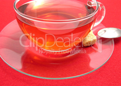 Teetasse mit Hagebuttentee auf rotem Tischset