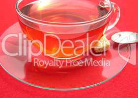 Teetasse mit Hagebuttentee auf rotem Tischset