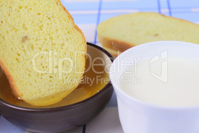 Cornbread with honey and milk