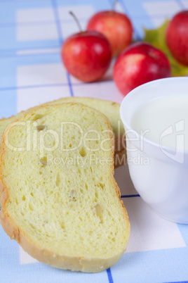 Cornbread with milk and apples