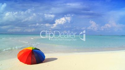 Strandblick mit Sonnenschirm