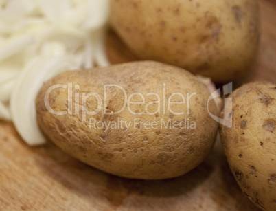 Geschnittene Zwiebeln und Kartoffeln