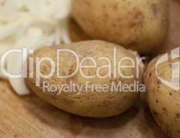 Geschnittene Zwiebeln und Kartoffeln