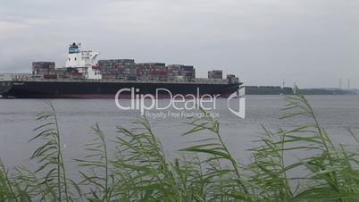 Containerschiff auf Elbe