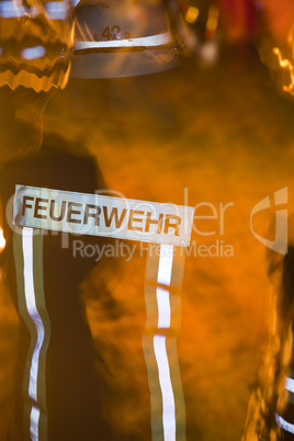 Rückseite eines Feuerwehrmanns mit Flammen