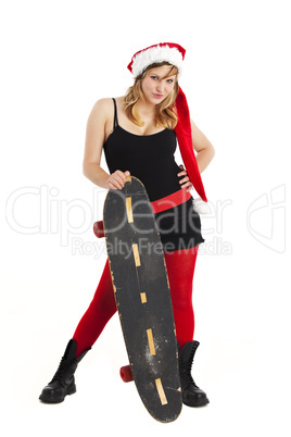 Frau mit Weihnachtsmannsmütze und einem Skateboard isoliert auf Weiß