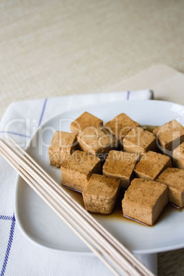 Nahaufnahme von mariniertem Tofu.