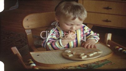 Kleinkind isst Brot (8 mm Film)