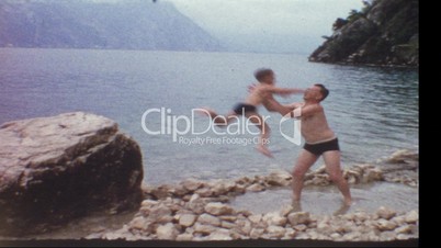 Junge springt seinem Vater in den Arm (8 mm-Film)