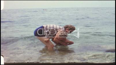 Mutter mit Kind im Wasser (8 mm-Film)
