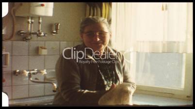 Großmutter in der Küche (8mm-Film)