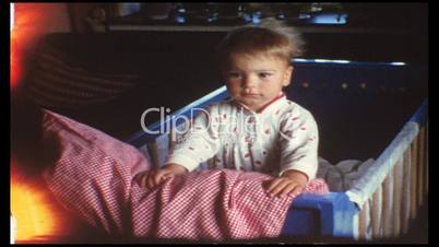 Kleinkind im Kinderbett (8 mm-Film)