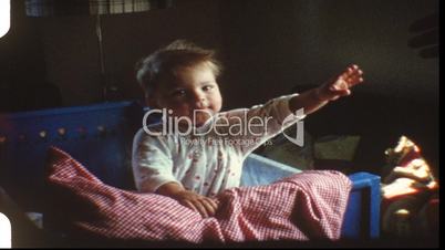 Kind im Bett (8 mm-Film)