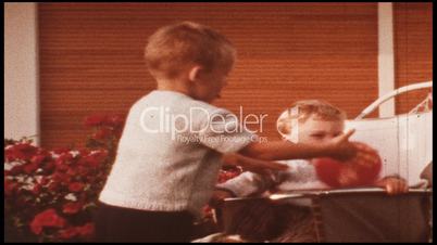 Kinder mit Luftballon (8 mm-Film)