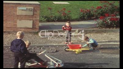 Kinder spielen auf Strasse (8 mm-Film)