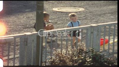 Jungen spielen auf Straße (8 mm)