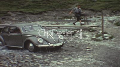 VW-Käfer fährt druch einen Fluss (8 mm-Film)