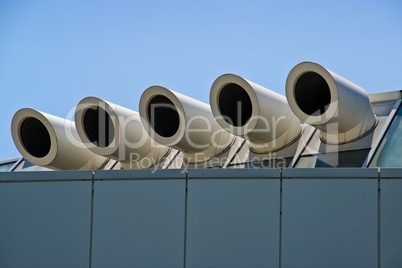 Abluftrohre auf dem Gebäude