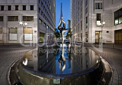 Phoenix Skulptur im Brunnen des Beisheim Center am Potsdamer Platz in Berlin
