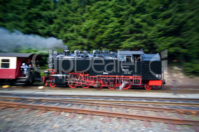 Dampflokomotive in voller Fahrt unter Dampf
