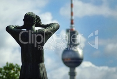 Der Rufer mit Blick auf den Fernsehturm Berlin
