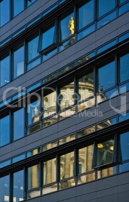Spiegelung des Deutschen Doms in Berlin im Fenster eines Bürohauses