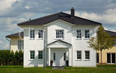 Modernes weißes Einfamilienhaus im Grünen