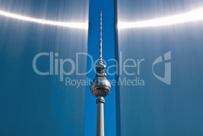 Fernsehturm Berlin hinter einer Stahlwand