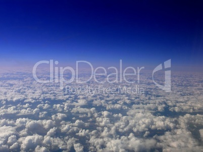 Himmel über den Wolken aus dem Flugzeug