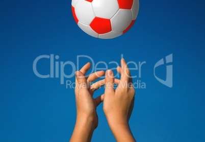 Hände fangen einen Fußball auf