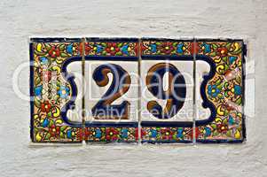 Hausnummer als Mosaik mit Keramikkacheln und Blütendekor
