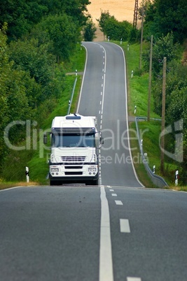 LKW Laster kommt auf einer bergigen Straße entgegen