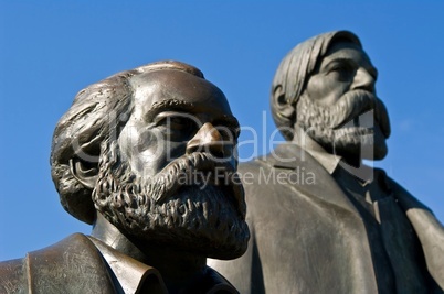 Marx und Engels in Kupfer am Alexander Platz in Berlin