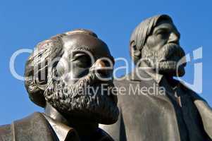 Marx und Engels in Kupfer am Alexander Platz in Berlin