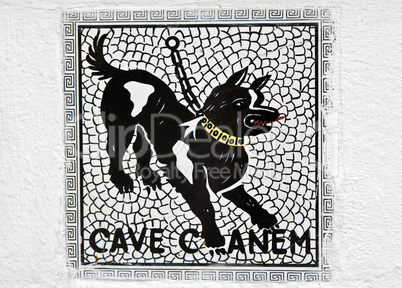 Mosaik eines Hundes mit Beschriftung in Latein