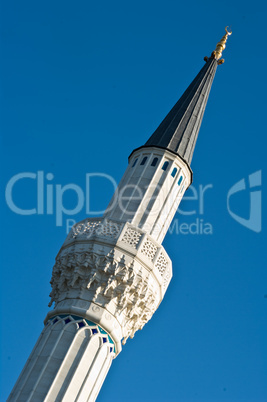 Klassischer Moscheebau Minarett in weiss vor blauem Himmel