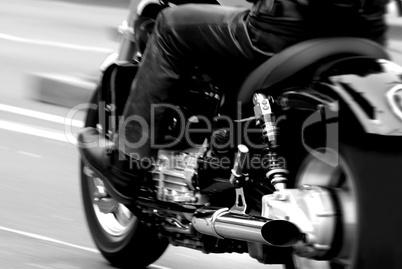 Motorrad in voller Fahrt auf der Straße