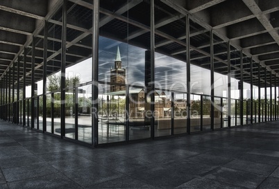 Spiegelung der Matthäuskirche in der Glasfassade der neunen Nationalgalerie in Berlin