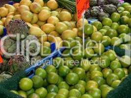 Obst- und Gemüsestand mit Lemonen und Artischocken