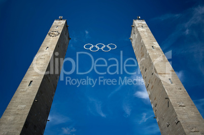 Olympische Ringe des Olympiastadions Berlin vor blauen Himmel