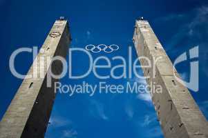 Olympische Ringe des Olympiastadions Berlin vor blauen Himmel