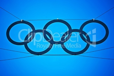 Olympische Ringe des Olympiastadions Berlin vor blauen Himmel