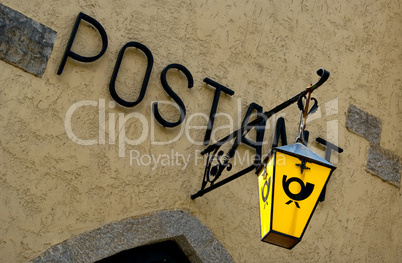 Nostalgisches Schild der Post an einem Haus
