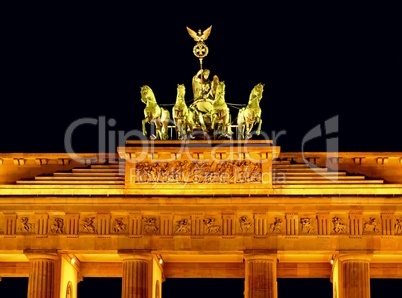 Nachtaufnahme des Brandenburger Tor in Berlin mit der Quadriga