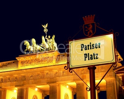 Schild Pariser Platz im Hintergrund das Brandenburger Tor in Berlin